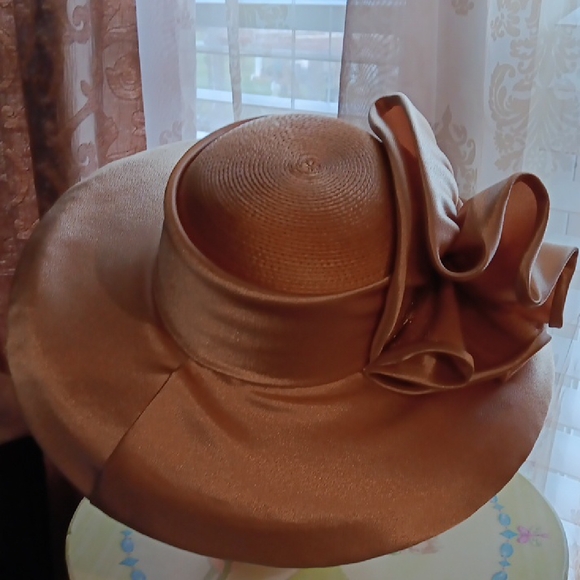 Cream Wide-Brimmed Straw Hat with Decorative Band